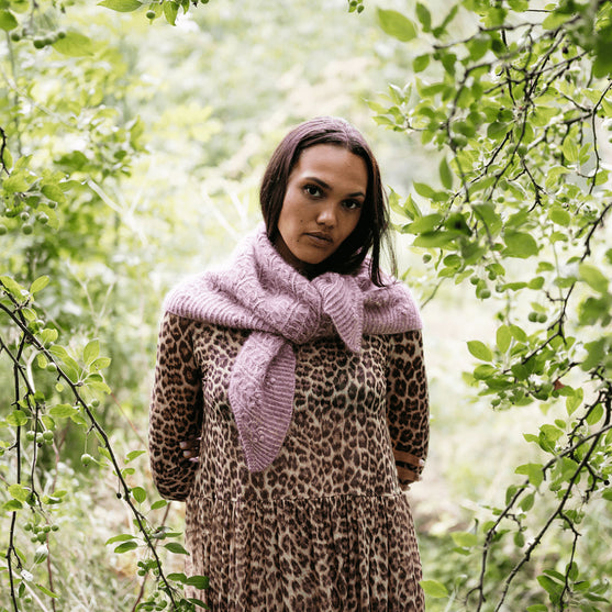 Muse Shawl - Chal Triangular Texturizado
2