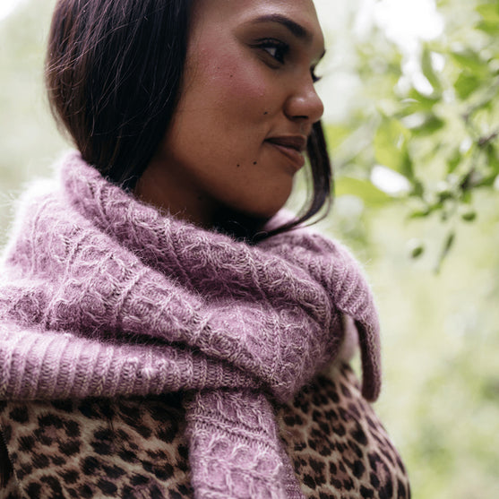 Muse Shawl - Chal Triangular Texturizado
3