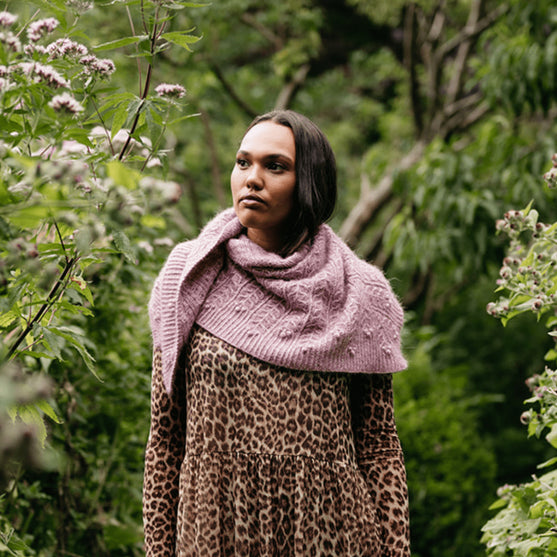 Muse Shawl - Chal Triangular Texturizado
6