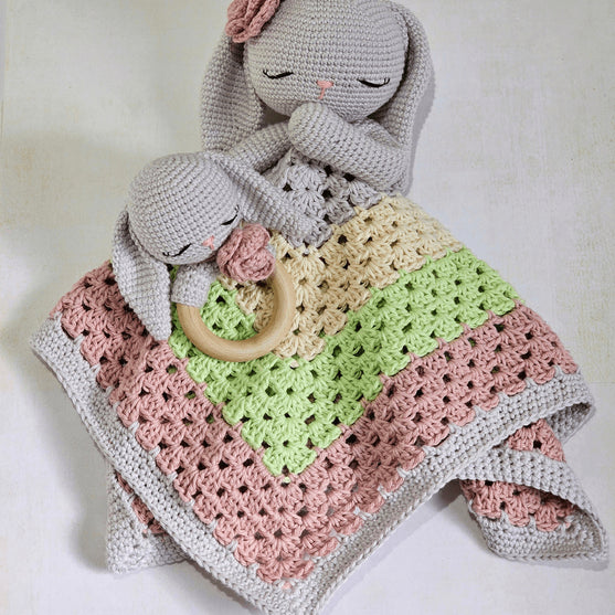 Retro Bunny Love - Sonajero y peluche
2