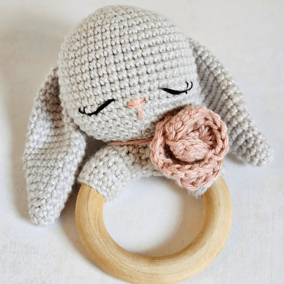 Retro Bunny Love - Sonajero y peluche
5