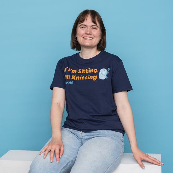 Sitting Knitting T-shirt - Yarniis (Edición Limitada) - Hobbii
8