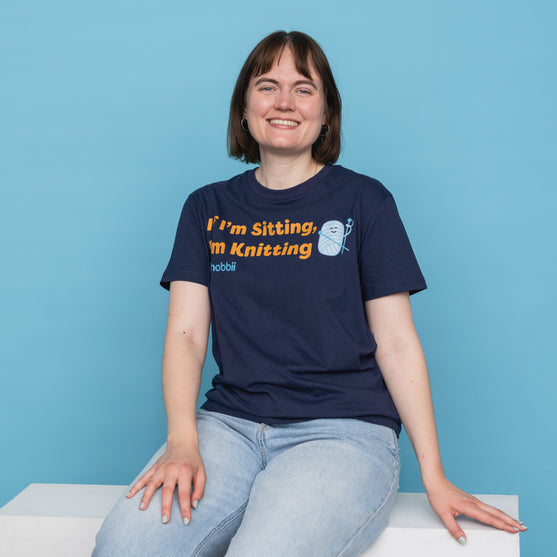 Sitting Knitting T-shirt - Yarniis (Edición Limitada) - Hobbii
8