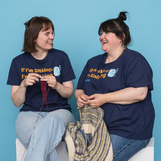 Sitting Knitting T-shirt - Yarniis (Edición Limitada) - Hobbii
7