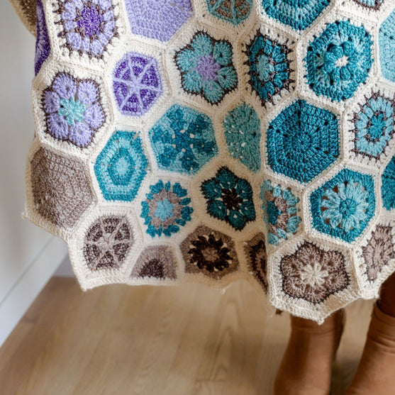 Aura - Motif Lapghan - #FrostandBloomCAL
4