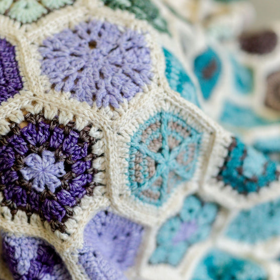 Aura - Motif Lapghan - #FrostandBloomCAL
5