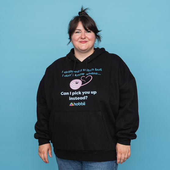 Dropped A Stitch Hoodie - Yarniis (Edición Limitada) - Hobbii
2