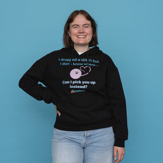 Dropped A Stitch Hoodie - Yarniis (Edición Limitada) - Hobbii
3