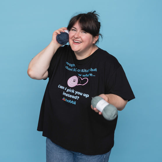 Dropped A Stitch T-shirt - Yarniis (Edición Limitada) - Hobbii
10