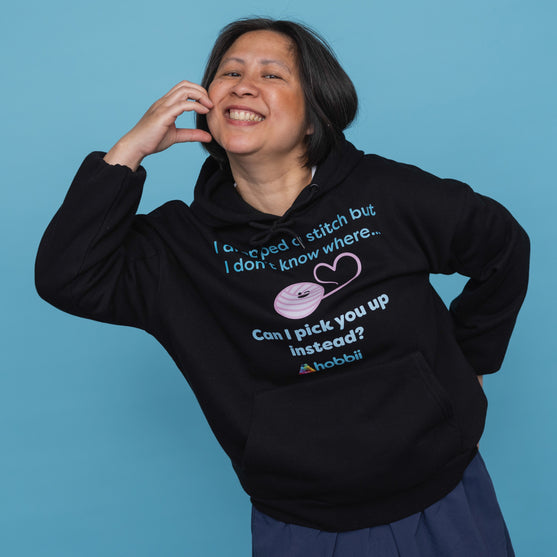 Dropped A Stitch Hoodie - Yarniis (Edición Limitada) - Hobbii
4