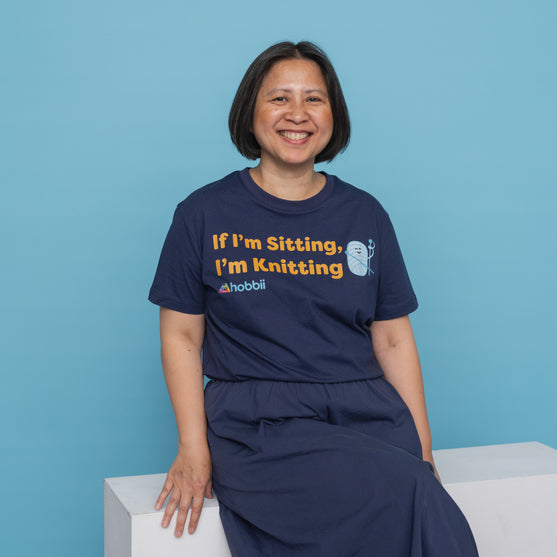 Sitting Knitting T-shirt - Yarniis (Edición Limitada) - Hobbii
6
