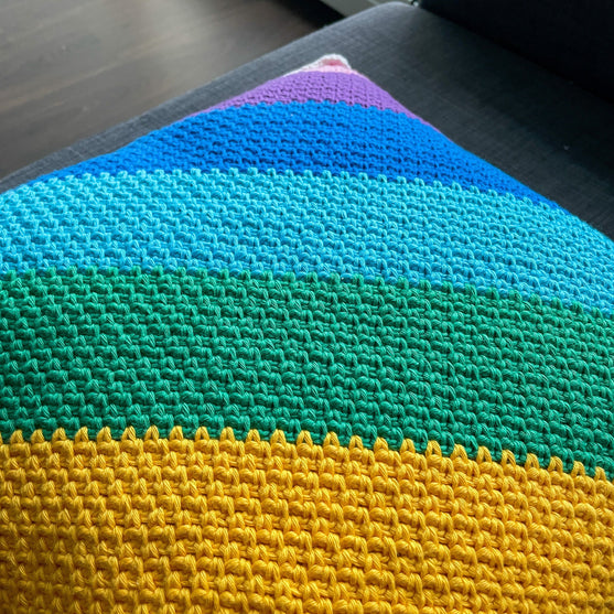 Woven Rainbow Cojín
5