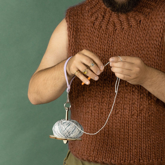 Porta hilo de muñeca - Hobbii
3