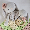 

Retro Bunny Love - Sonajero y peluche
1