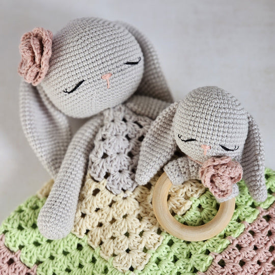 Retro Bunny Love - Sonajero y peluche