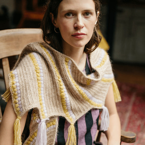 

Calendula Shawl - Chal con Motas y Flecos
2