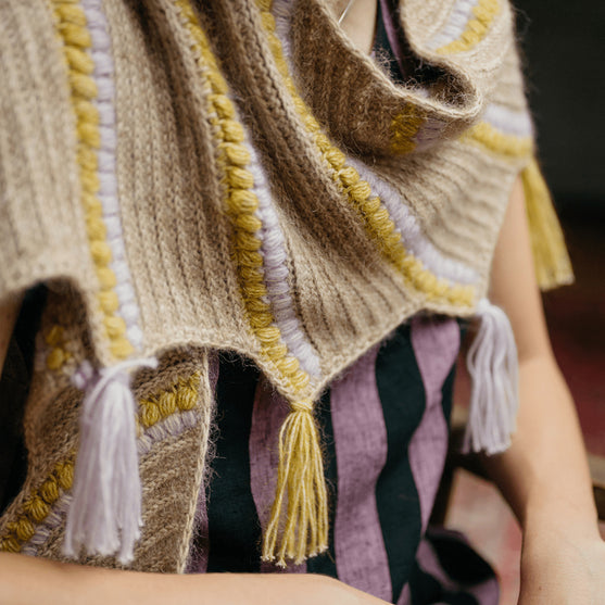 

Calendula Shawl - Chal con Motas y Flecos
3