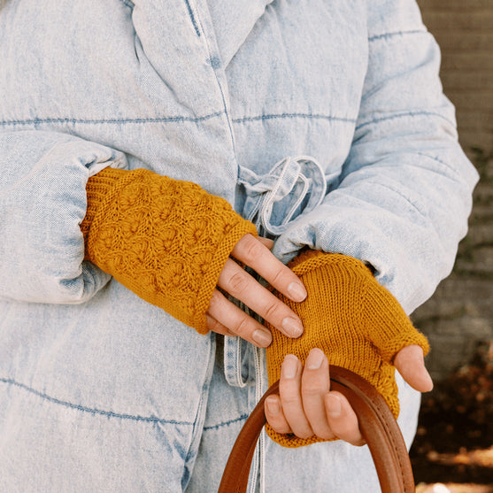 

Kvitka - Mitones Texturados con Flor
2