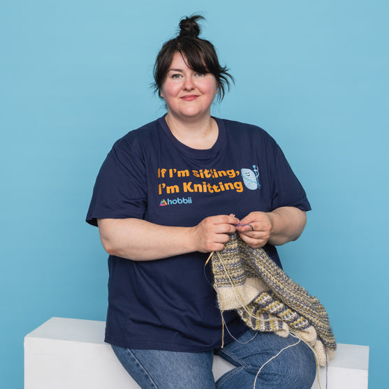 

Sitting Knitting T-shirt - Yarniis (Edición Limitada) - Hobbii
3