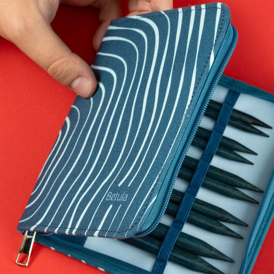 

Juego de agujas circulares intercambiables Betula Deluxe - Cerulean - Hobbii
2