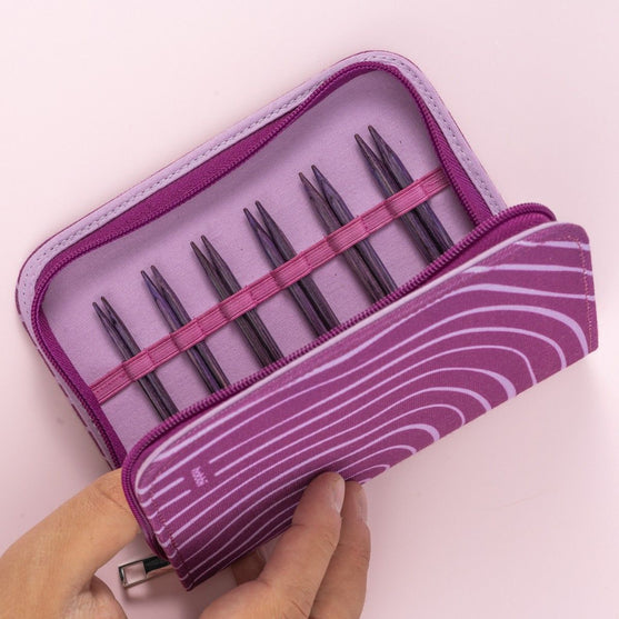 

Betula Set de Agujas Circulares Intercambiables Cortas - Mulberry - Hobbii
3