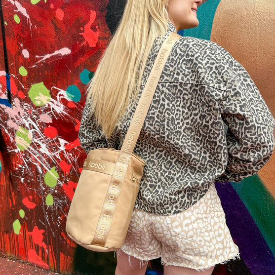 

Bolsa de Hombro Cilíndrica - Hobbii
7