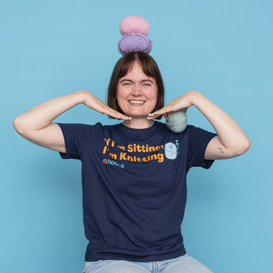 

Sitting Knitting T-shirt - Yarniis (Edición Limitada) - Hobbii
4