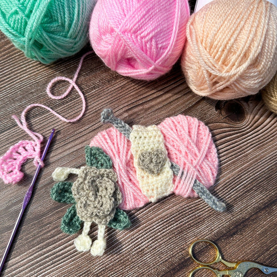 

Ovillo y ganchillo - Aplique
3