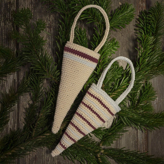 

Conos de Navidad - Adornos navideños
2