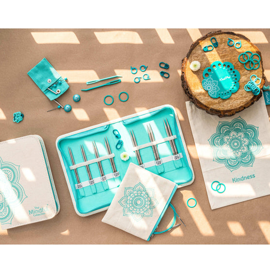 

The Kindness Set - Agujas circulares cortas intercambiables - KnitPro
5